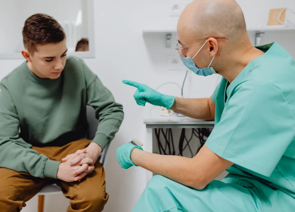 Testiste Ani Ağrı: Testis Torsiyonu mu, Epididimit mi? Ne Zaman Acildir?